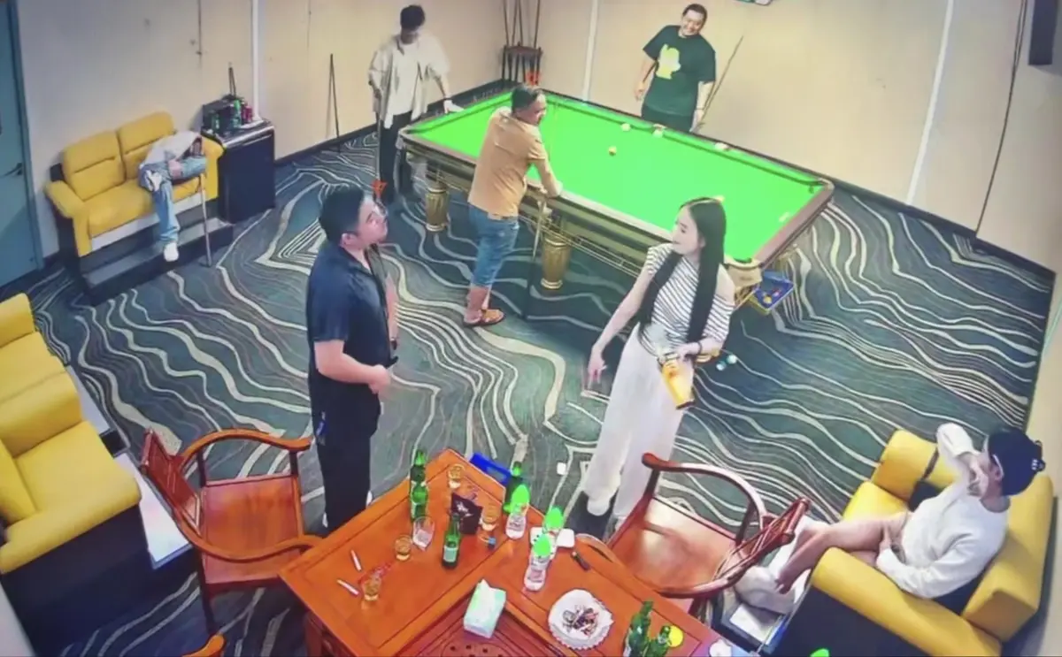 免费观看《海口台球厅2V5》男女对战现场，1080P高清画质，助教助力超精彩！《海口台球厅2V5》别错过！