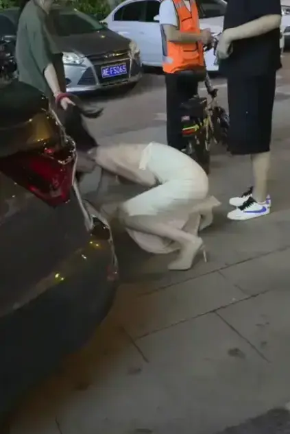 太可怕！《白衣女子被抓头发跳河》事件，湘E车牌白衣女子（小三）跳河瞬间令人胆寒，高清无删减全程免费看！