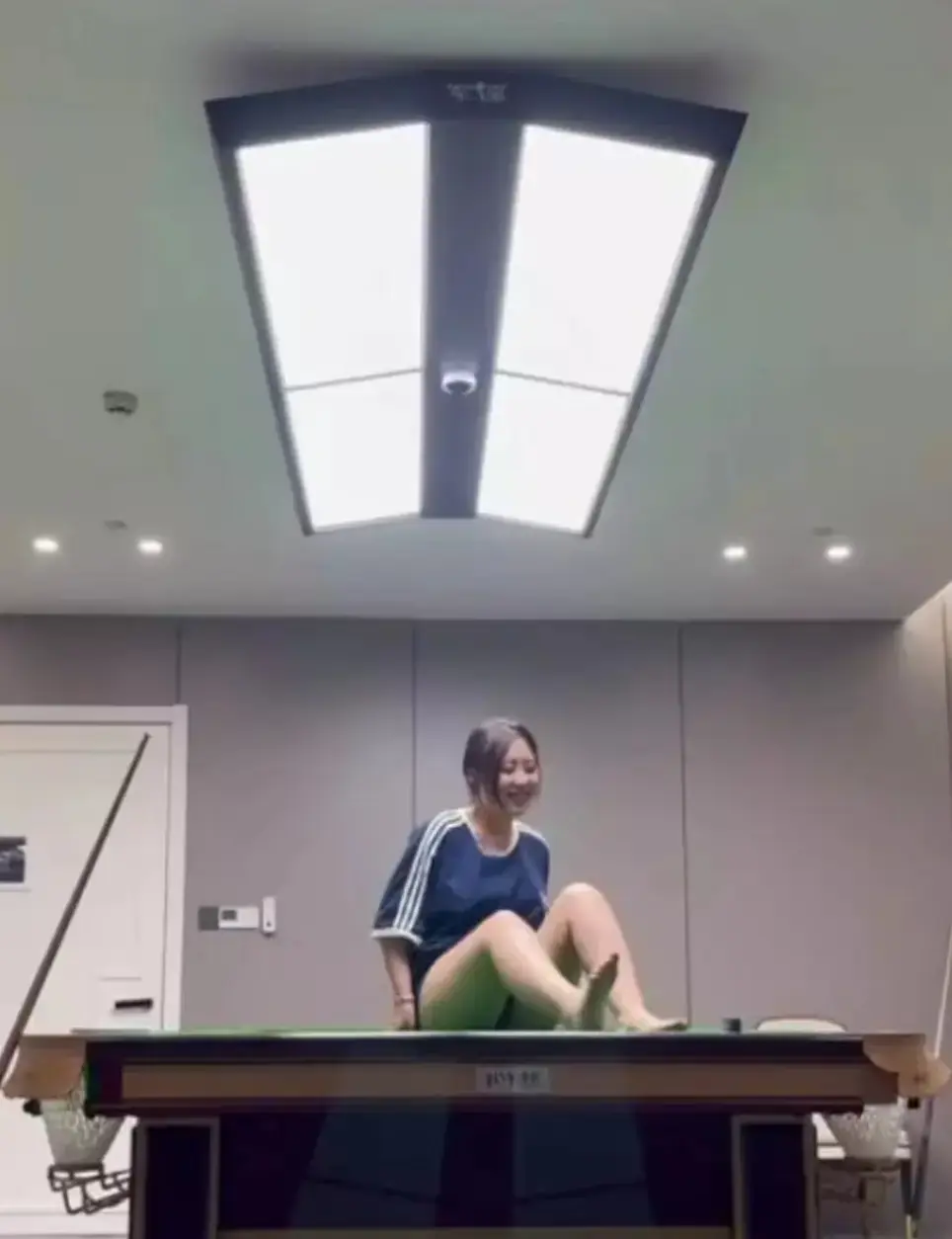 聚焦《江苏东台名爵台球厅事件》，江苏东台名爵台球厅助教风波里“福利”视频流出，打球的特别待遇全知晓，免费高清观看！
