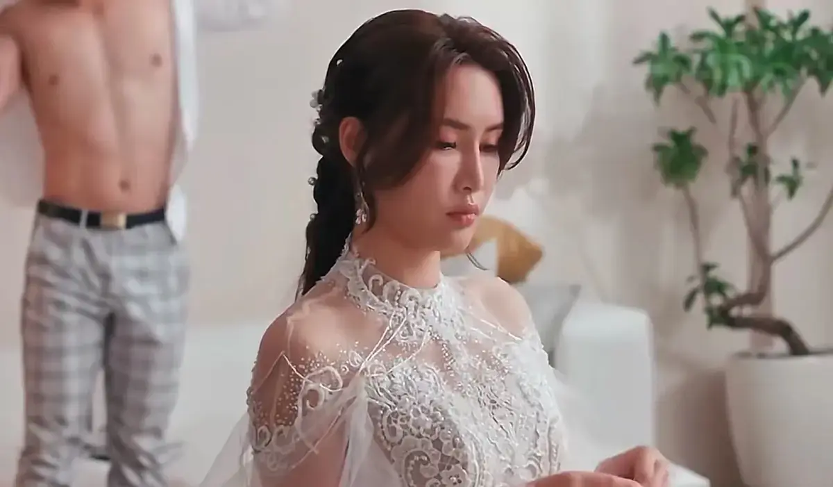 跟着艾熙老师看《苏畅-小凤新婚》，全程无剪切高清呈现 — 无广告纯净追剧，官方对白原汁原味 — 《苏畅-小凤新婚》作为香港爱情标杆，长期可看无烦恼