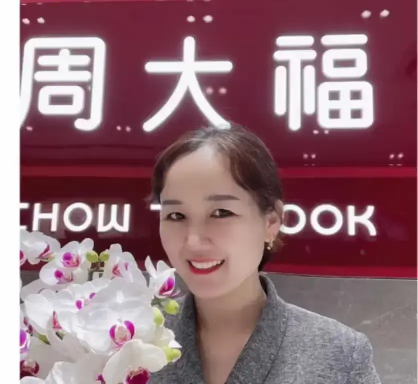 直击《周大福一拖三事件》射阳门店现场 - 周大福一拖三事件全流程回顾，高清视频免费看