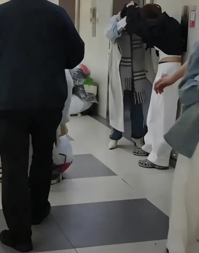《杭州四季青荣荣服饰原视频》免费看-《杭州四季青荣荣服饰原视频》枕边人出卖二姐真相