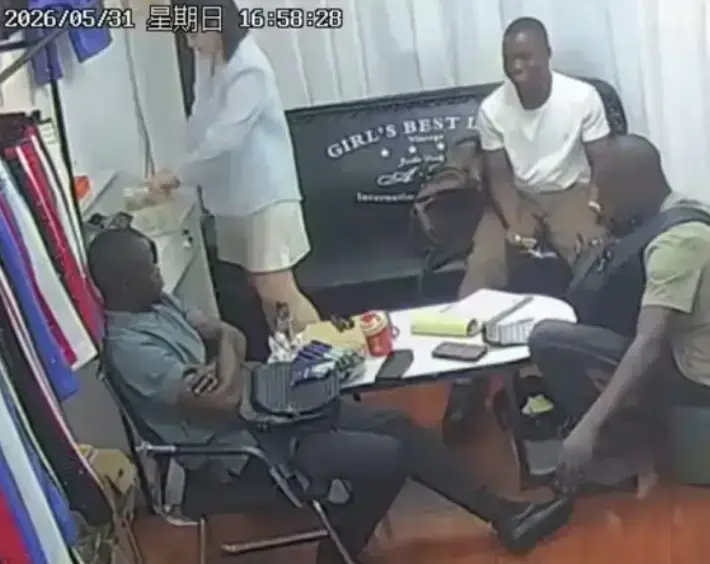 《三个黑人买衣服》完整监控视角4K公开-美女老板娘直面社会热点事件-超高清版《三个黑人买衣服》无广告在线观看-服装店监控全记录