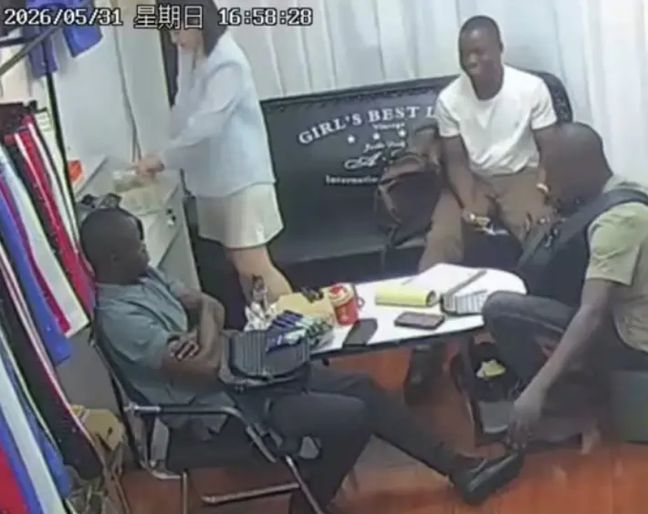《三个黑人买衣服》上演三英战吕布-服装店老板娘监控录像呈现-三个黑人买衣服下大单高清无广告在线看