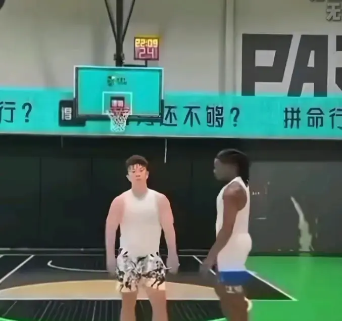 超有趣《牛教练的裤子》，牛教练单挑被黑哥扒裤子，这球还咋打？《牛教练的裤子》流畅不卡顿免费看！