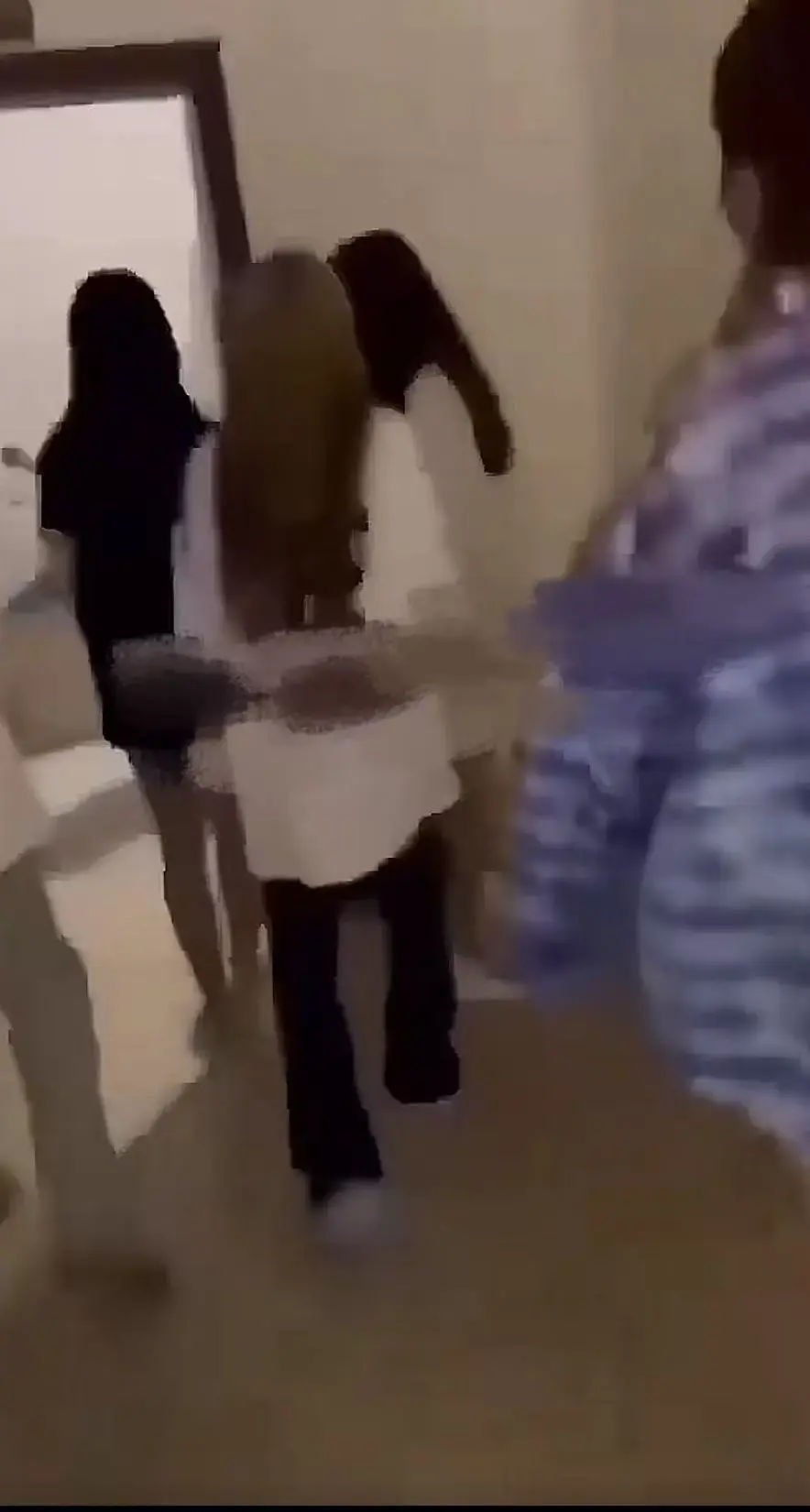 超火《四川高中女厕所争夺战》蓝光高清免费获取_未删减视频资源大放送_厕所保卫战超燃来袭_完整原视频！